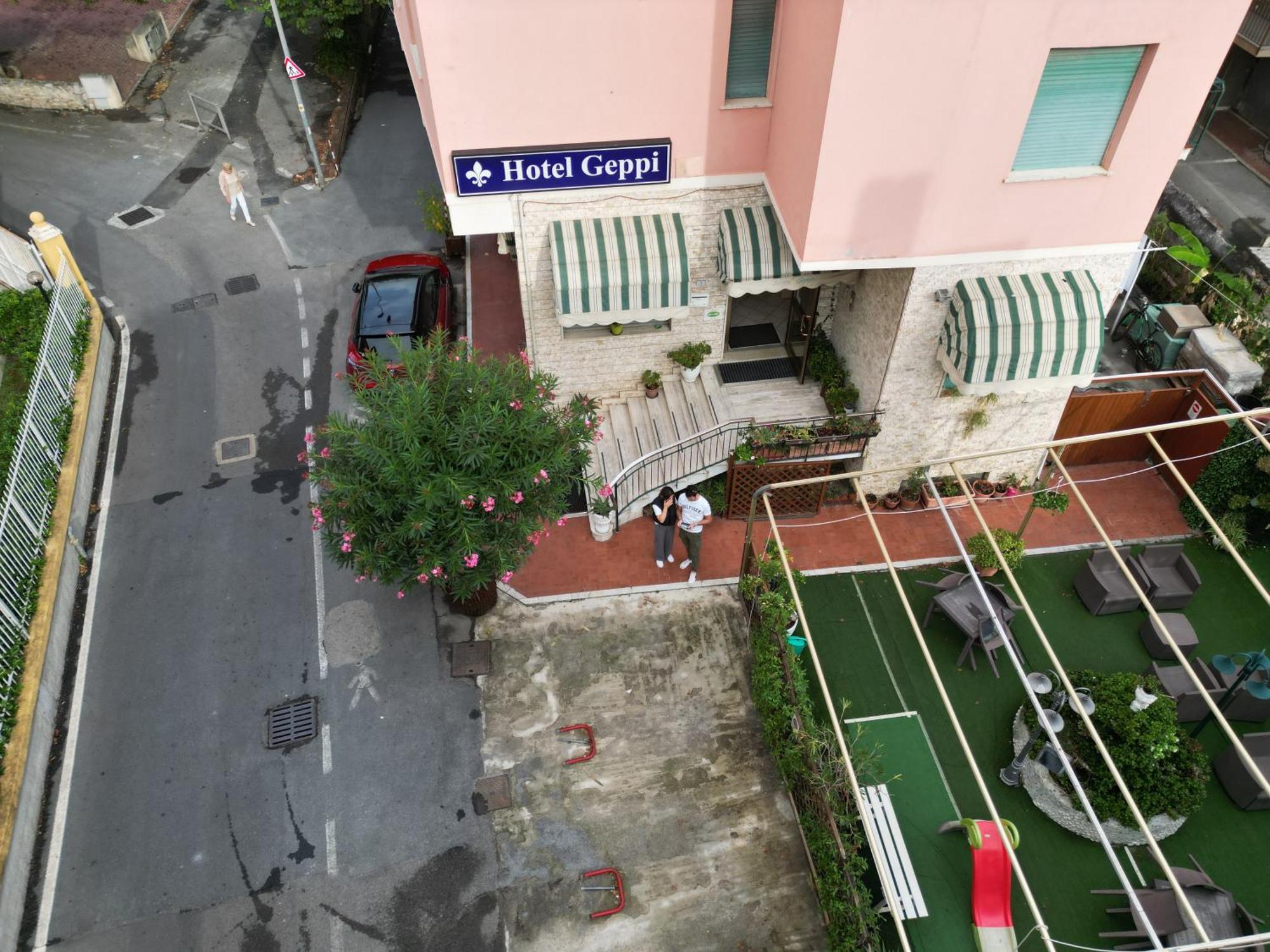 Hotel Geppi Pietra Ligure Bagian luar foto