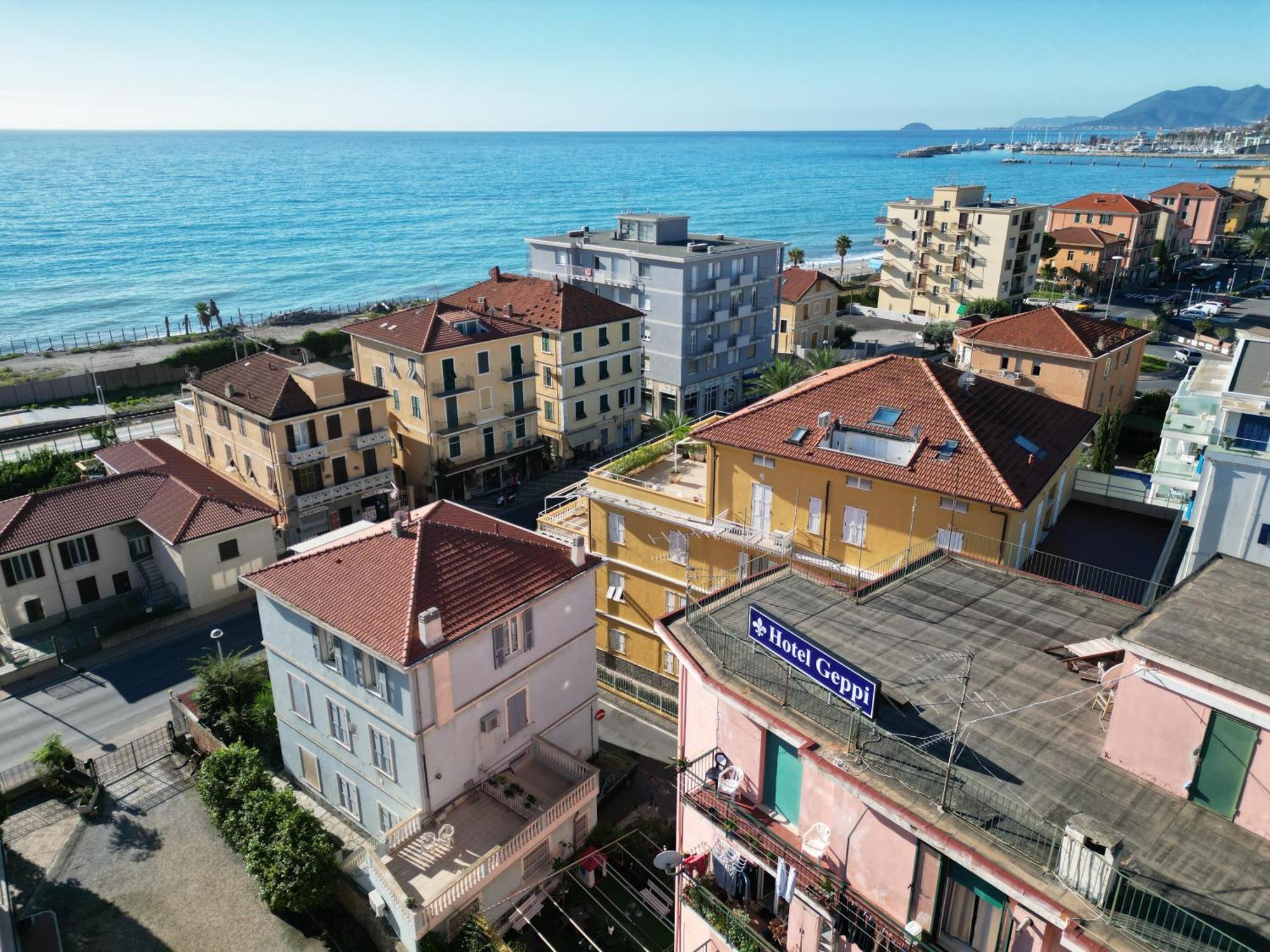 Hotel Geppi Pietra Ligure Bagian luar foto