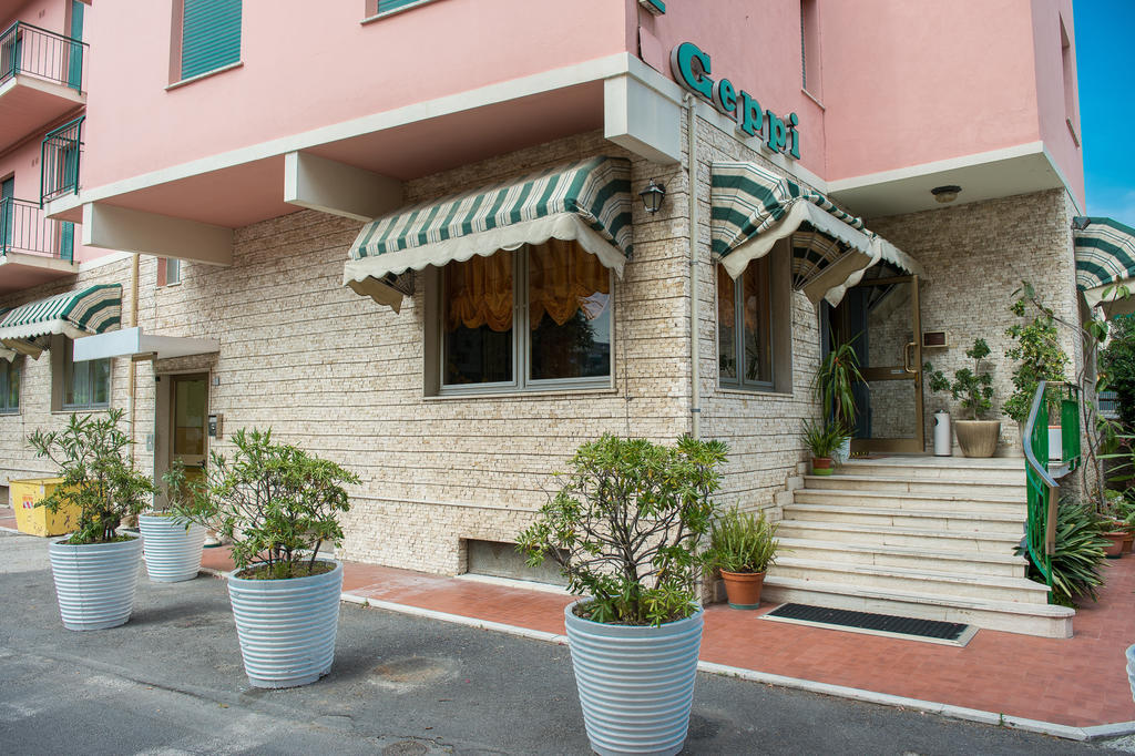 Hotel Geppi Pietra Ligure Bagian luar foto