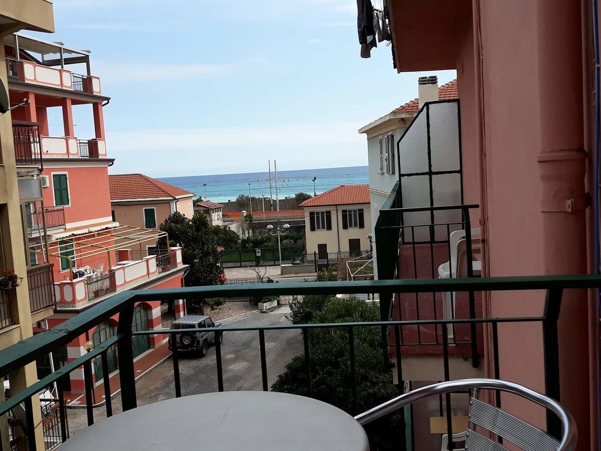 Hotel Geppi Pietra Ligure Bagian luar foto