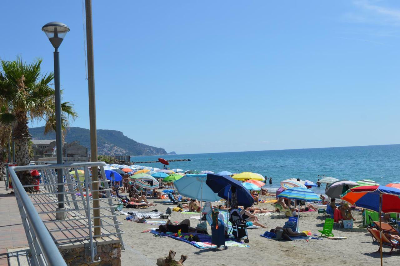 Hotel Geppi Pietra Ligure Bagian luar foto