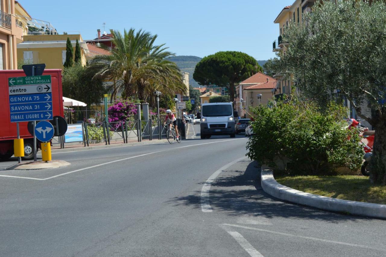 Hotel Geppi Pietra Ligure Bagian luar foto